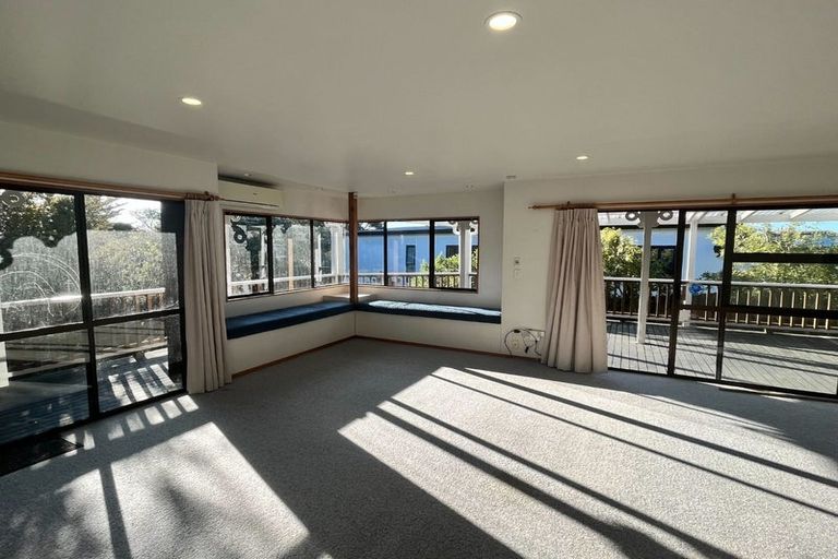 Photo of property in 28 Pohutukawa Avenue, Red Beach, 0932