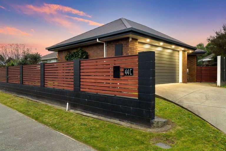 Photo of property in 2/44 Kathleen Crescent, Hornby, Christchurch, 8042
