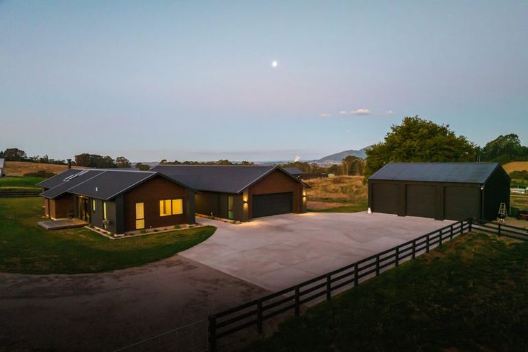 Photo of property in 2 Vickers Way, Acacia Bay, Taupo, 3385