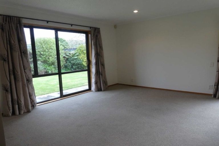 Photo of property in 5 Dorfold Mews, Avonhead, Christchurch, 8042