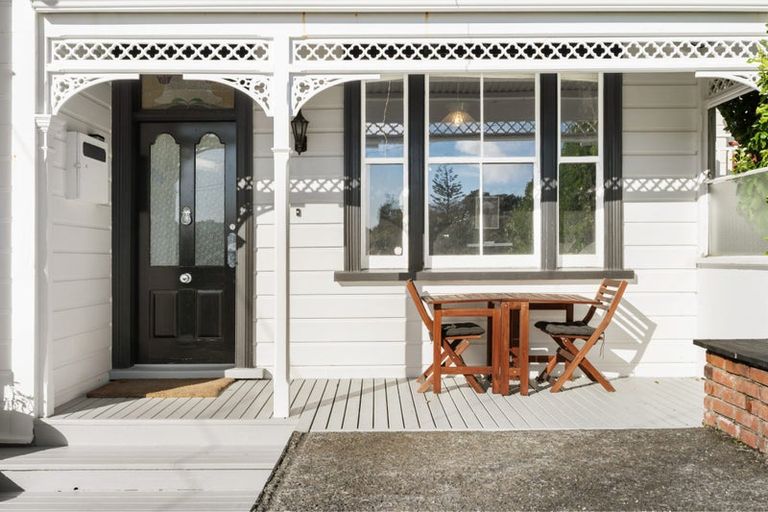 Photo of property in 18 Farm Road, Northland, Wellington, 6012