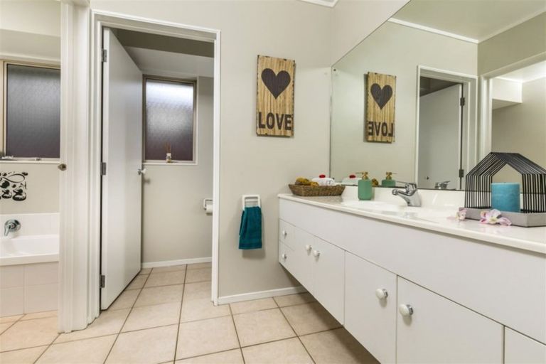 Photo of property in 78 Kingdale Road, Henderson, Auckland, 0610