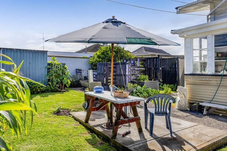 Photo of property in 8 Lincoln Street, Patea, 4520