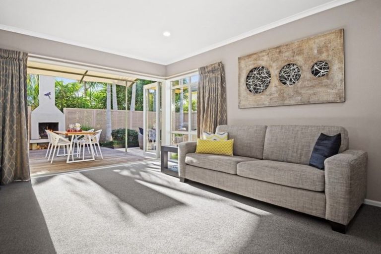 Photo of property in 40 Moyrus Crescent, East Tamaki Heights, Auckland, 2016