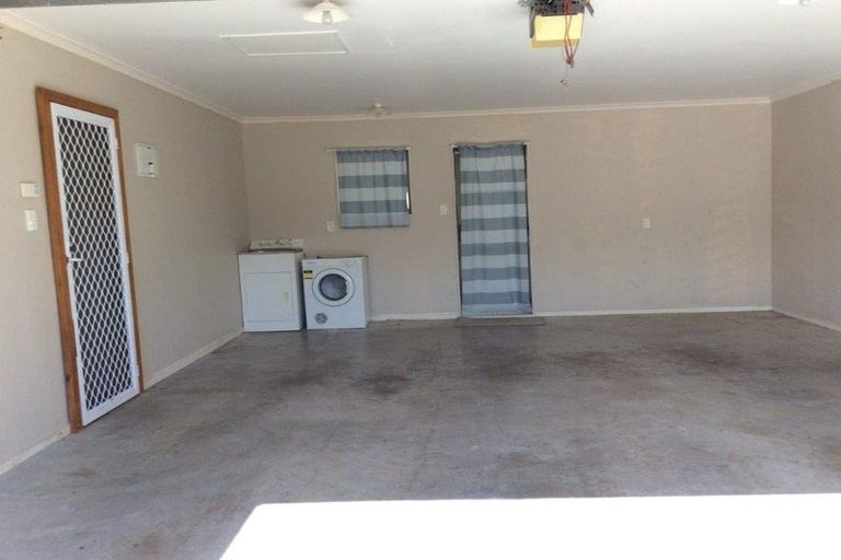 Photo of property in 2 Baltic Place, Goodwood Heights, Auckland, 2105