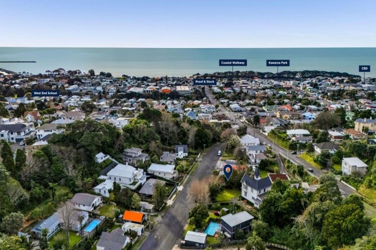 Photo of property in 15 Bracken Street, New Plymouth, 4310