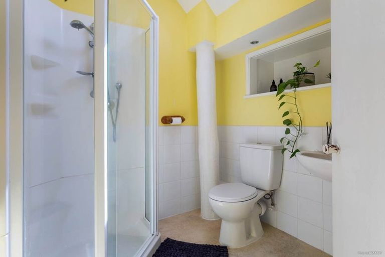 Photo of property in 1/17 Sandown Road, Rothesay Bay, Auckland, 0630