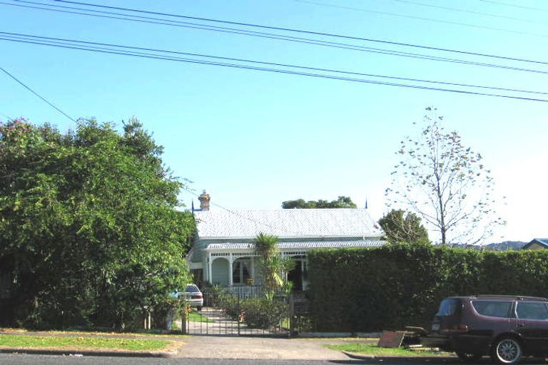 Photo of property in 7 Islington Avenue, New Lynn, Auckland, 0600