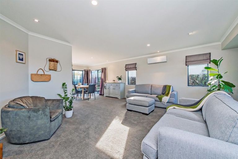 Photo of property in 18 Coolspring Way, Redwood, Christchurch, 8051
