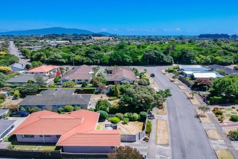 Photo of property in 6 Rewarewa Crescent, Waikanae, 5036