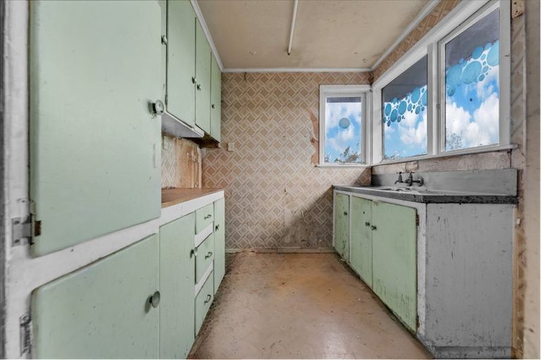 Photo of property in 12 Ozich Avenue, Te Atatu South, Auckland, 0610