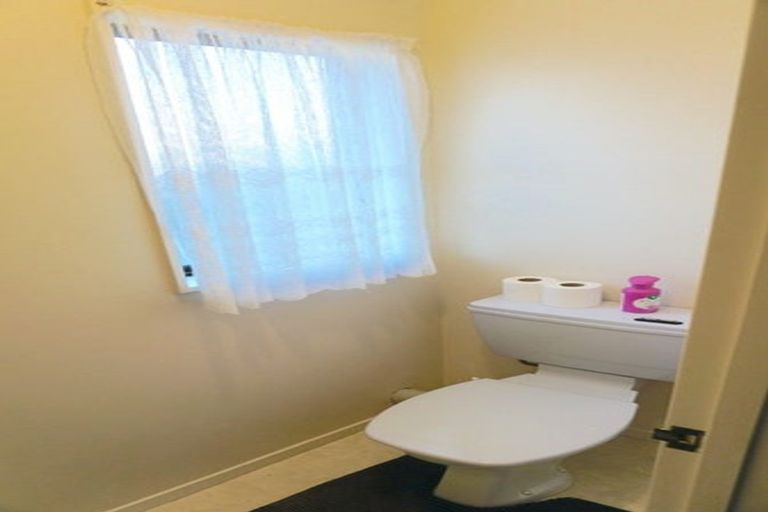 Photo of property in 2/14 Sandgate Avenue, Botany Downs, Auckland, 2010