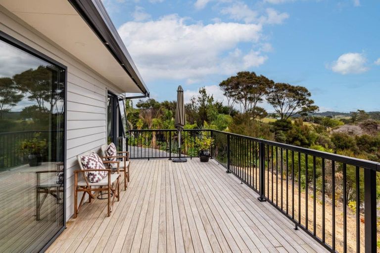 Photo of property in 14 Waterview Place, Haruru, 0204