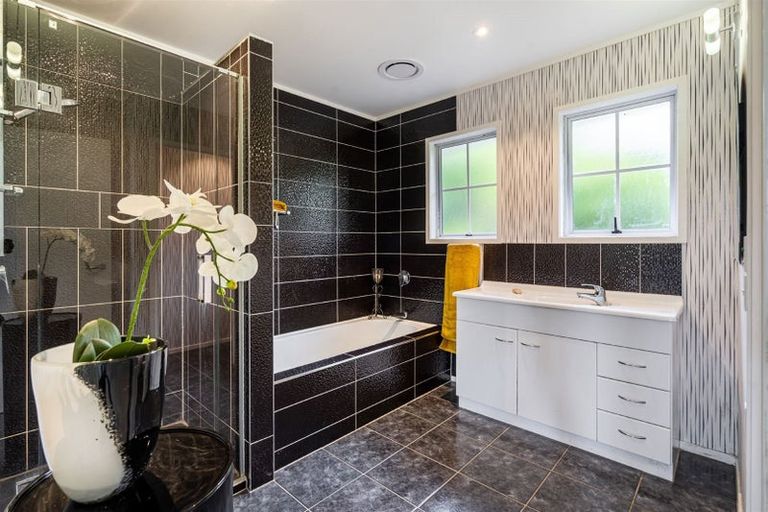 Photo of property in 1/6 Mahuta Grove, Northcote, Auckland, 0627