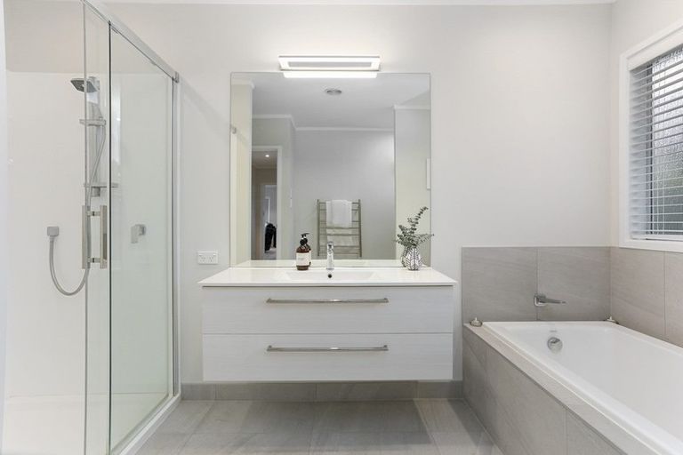 Photo of property in 2/37 Shanaway Rise, Hillcrest, Auckland, 0627