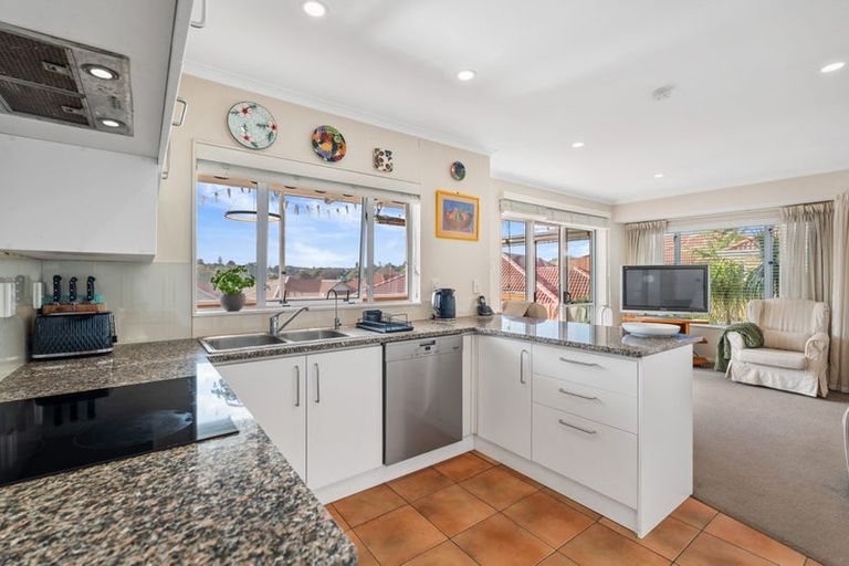 Photo of property in 31 Gillett Place, Botany Downs, Auckland, 2014