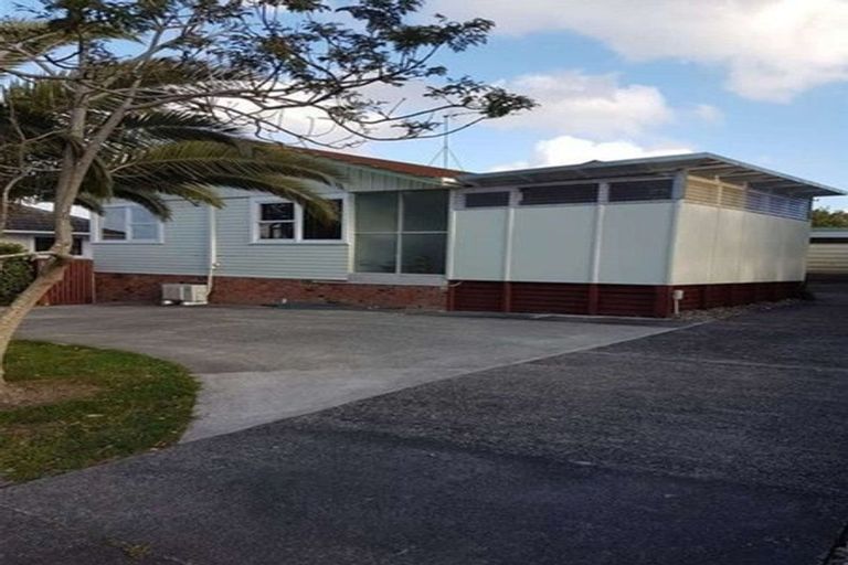 Photo of property in 55 Divich Avenue, Te Atatu South, Auckland, 0610