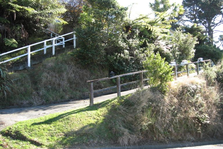 Photo of property in 6b Stella Grove, Newlands, Wellington, 6037