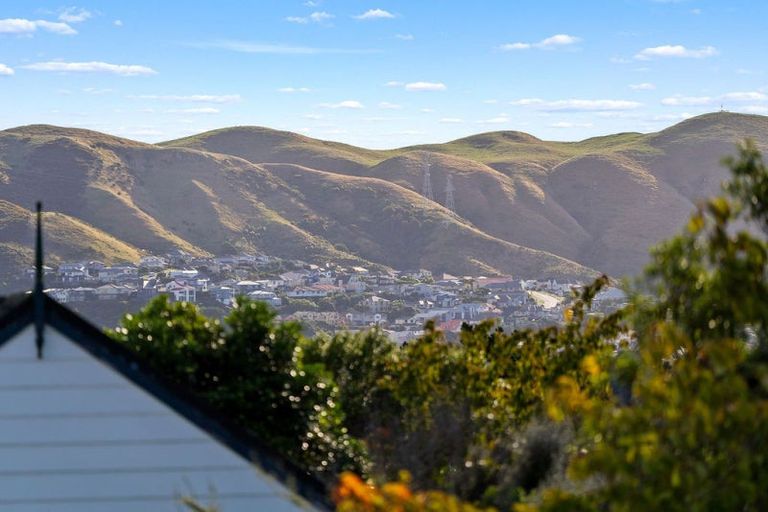 Photo of property in 42 Dominica Crescent, Grenada Village, Wellington, 6037