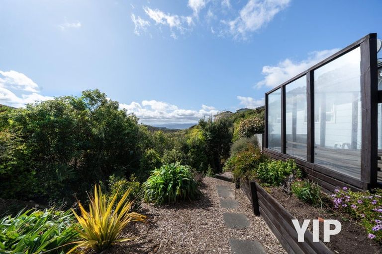 Photo of property in 4 Fernhaven Grove, Newlands, Wellington, 6037