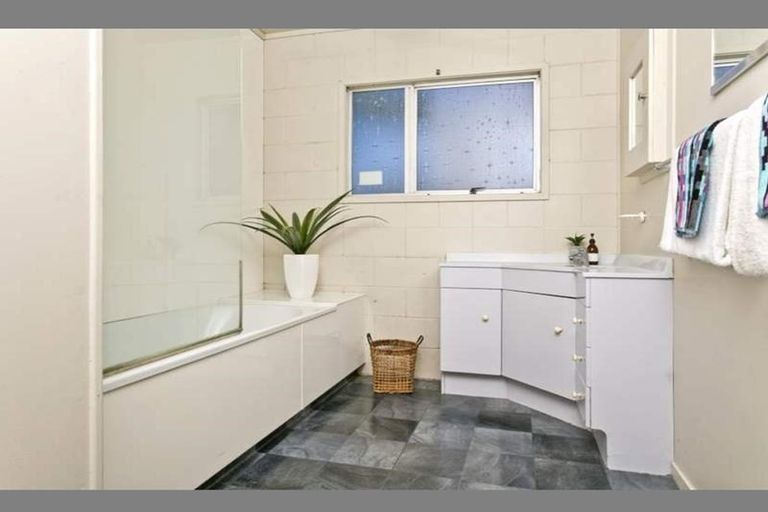 Photo of property in 2/1 Raeben Avenue, Hillcrest, Auckland, 0627