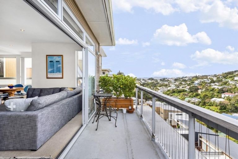 Photo of property in 77 Tiketike Way, Brooklyn, Wellington, 6021