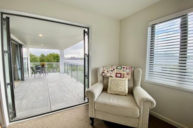 Photo of property in 5 Stoneleigh Green, Parklands, Christchurch, 8083