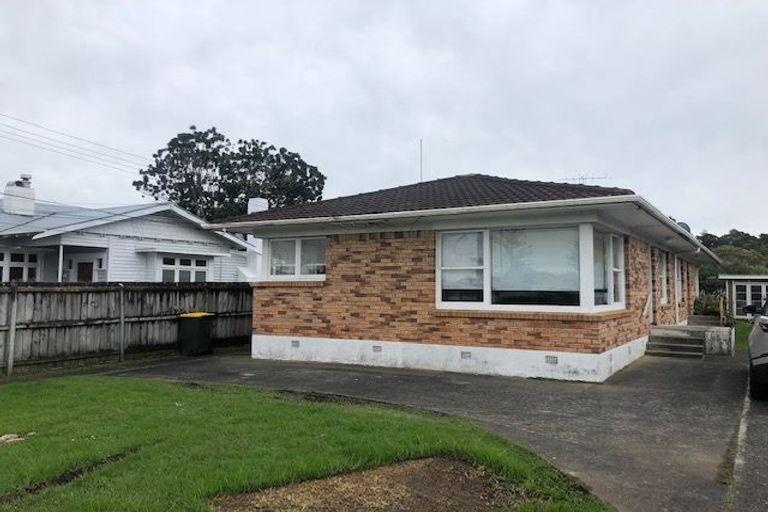 Photo of property in 1/3 Ocean View Road, Hillcrest, Auckland, 0627