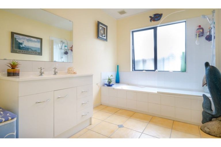 Photo of property in 46 Zefiro Drive, Massey, Auckland, 0614