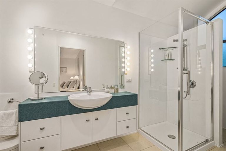 Photo of property in 110 Seaview Road, Glenfield, Auckland, 0629