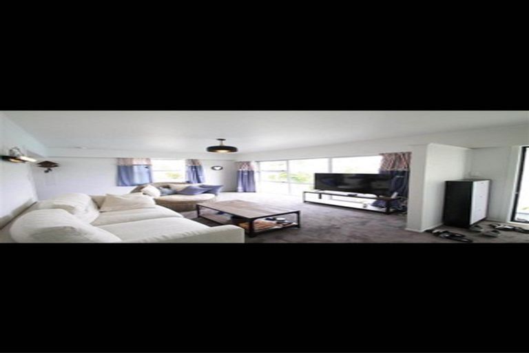 Photo of property in 19 Segedin Place, Glenfield, Auckland, 0629