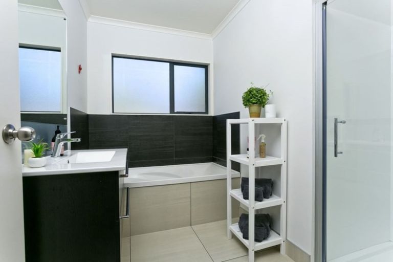 Photo of property in 15 Thornbill Rise, Unsworth Heights, Auckland, 0632