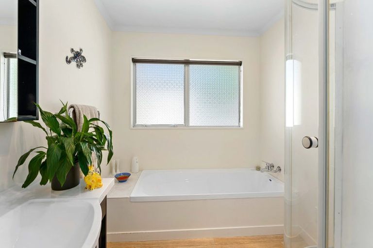 Photo of property in 16 Iti Grove, Waikanae, 5036