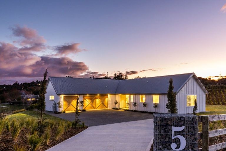 Photo of property in 5 Lens Way, Acacia Bay, Taupo, 3385