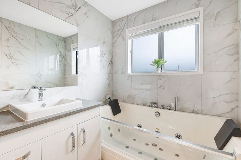 Photo of property in 30 Salamanca Road, Sunnynook, Auckland, 0620