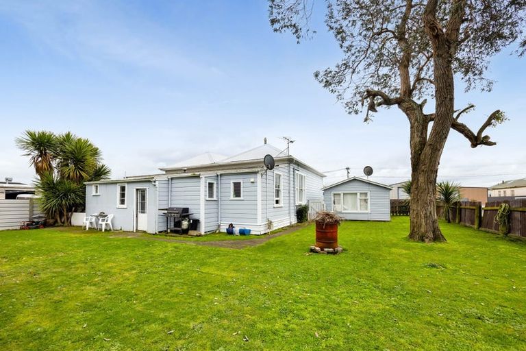 Photo of property in 74 Union Street, Hawera, 4610