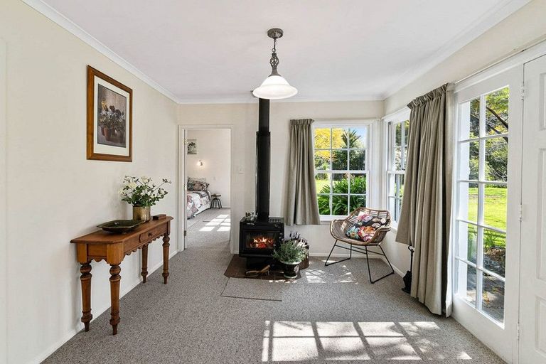 Photo of property in 11 Karaka Grove, Waikanae, 5036