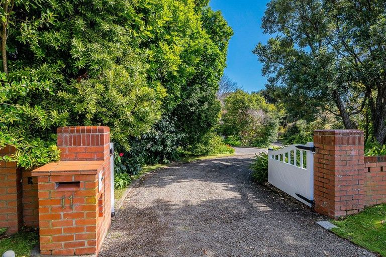 Photo of property in 11 Karaka Grove, Waikanae, 5036