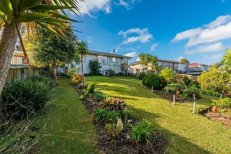 Photo of property in 19 Donovan Avenue, Massey, Auckland, 0614