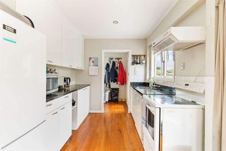 Photo of property in 37 Strid Road, Te Atatu South, Auckland, 0610