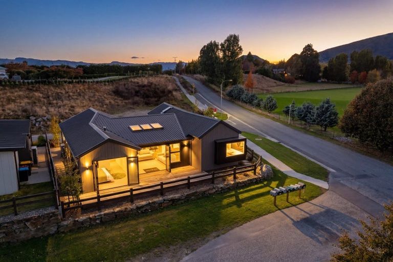 Photo of property in 1 Kamana Rise, Wanaka, 9382