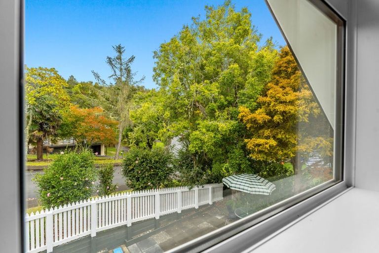 Photo of property in 2/1 Trelawny Place, Hillcrest, Auckland, 0627