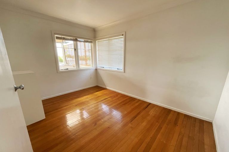 Photo of property in 4 Paton Avenue, Te Atatu South, Auckland, 0610