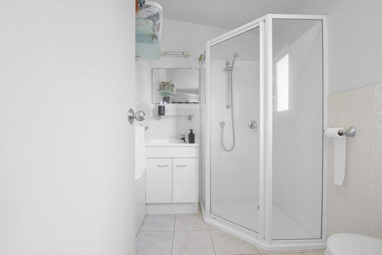 Photo of property in 1/66 Browns Bay Road, Rothesay Bay, Auckland, 0630