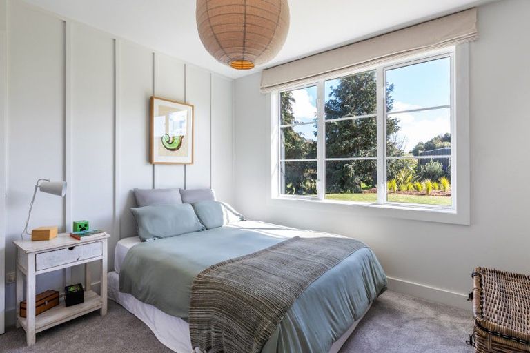 Photo of property in 5 Lens Way, Acacia Bay, Taupo, 3385