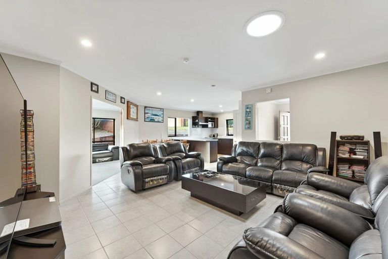 Photo of property in 2 Goh Place, Manurewa, Auckland, 2105