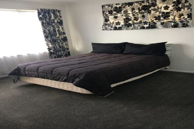 Photo of property in 60 Colwill Road, Massey, Auckland, 0614