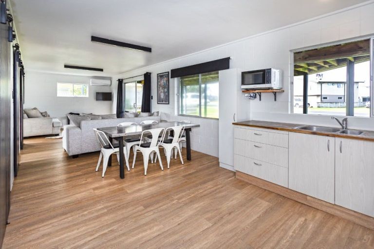 Photo of property in 320 Ocean Road, Whangamata, 3620