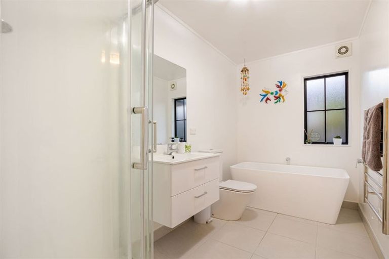 Photo of property in 2/54 Granville Drive, Massey, Auckland, 0614