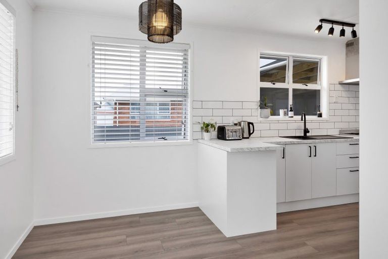 Photo of property in 16 Kauri Street, Merrilands, New Plymouth, 4312